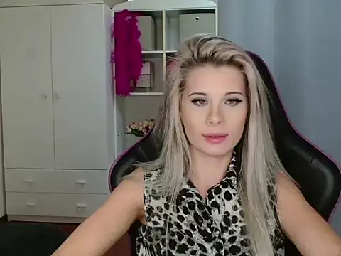 Snapshot of KristineGlow chatting on October 24, 2025, 6:18 pm KristineGlow online show from October 24, 2025, 6:18 pm