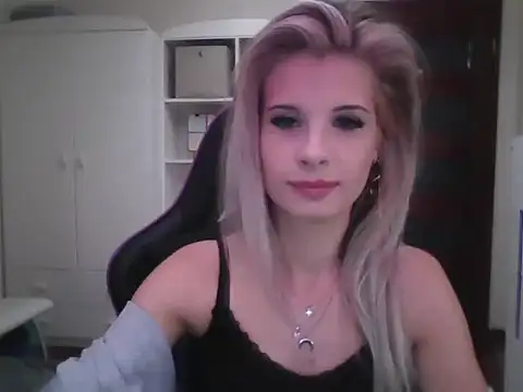 Snapshot of KristineGlow chatting on October 1, 2025, 2:21 pm KristineGlow online show from October 1, 2025, 2:21 pm