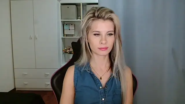 KristineGlow online show from February 28, 2026, 7:13 pm