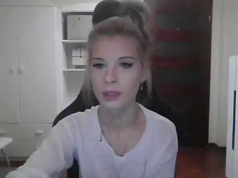 Snapshot of KristineGlow chatting on October 10, 2025, 6:14 am KristineGlow online show from October 10, 2025, 6:14 am