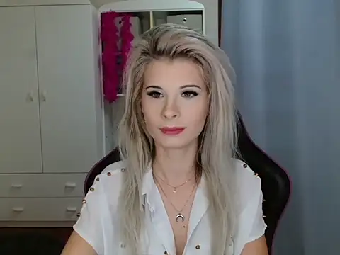 Snapshot of KristineGlow chatting on October 27, 2025, 8:48 am KristineGlow online show from October 27, 2025, 8:48 am