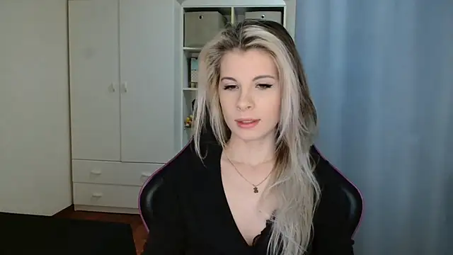 KristineGlow online show from March 18, 2026, 7:11 am