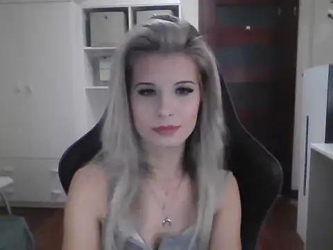 Snapshot of KristineGlow chatting on October 6, 2025, 7:09 am KristineGlow online show from October 6, 2025, 7:09 am