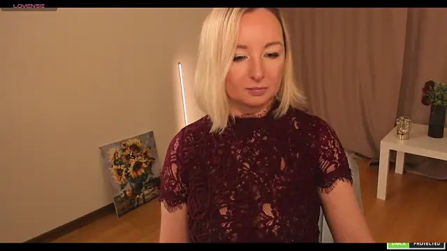 Snapshot of sexmom8 chatting on October 6, 2025, 12:17 pm sexmom8 online show from October 6, 2025, 12:17 pm