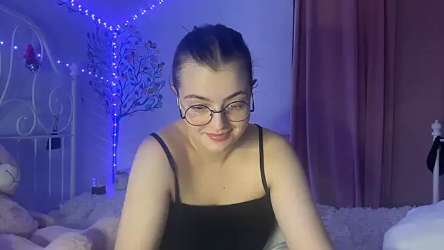 Snapshot of HoneyMist chatting on October 28, 2025, 6:18 pm HoneyMist online show from October 28, 2025, 6:18 pm