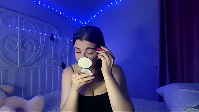 Snapshot of HoneyMist chatting on October 4, 2025, 6:09 pm HoneyMist online show from October 4, 2025, 6:09 pm