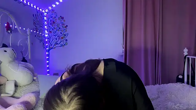 Snapshot of HoneyMist chatting on October 8, 2025, 6:08 pm HoneyMist online show from October 8, 2025, 6:08 pm