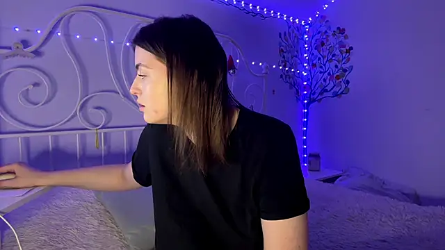 Snapshot of HoneyMist chatting on October 16, 2025, 6:05 pm HoneyMist online show from October 16, 2025, 6:05 pm