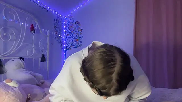 Snapshot of HoneyMist chatting on October 24, 2025, 6:18 pm HoneyMist online show from October 24, 2025, 6:18 pm