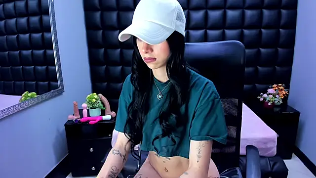 Snapshot of Dulce_Miaa_ chatting on May 8, 2026, 6:23 pm Dulce Miaa online show from May 8, 2026, 6:23 pm