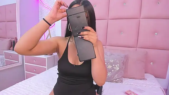 DaisySnugs1 online show from November 13, 2025, 12:09 pm