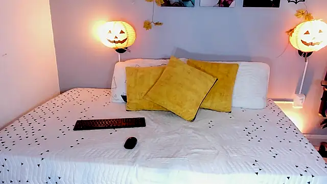 KimTayloor1 online show from October 17, 2025, 7:37 pm