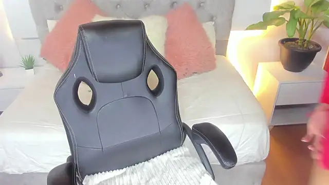 Snapshot of CarolaynStone chatting on October 3, 2025, 5:14 pm CarolaynStone online show from October 3, 2025, 5:14 pm