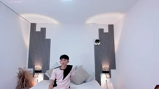 DodoyandCriss online show from September 15, 2025, 2:39 pm