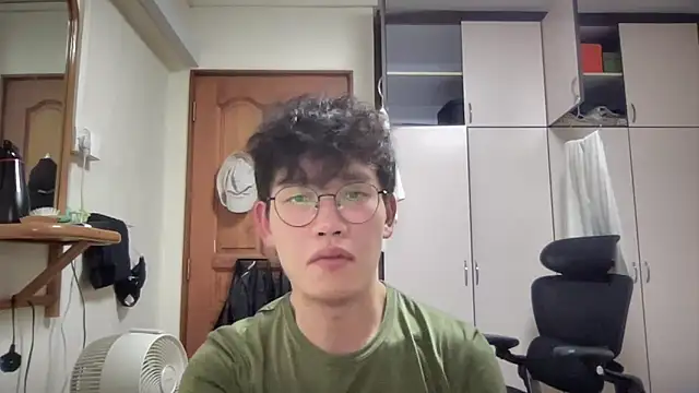 Passionatetwink2 online show from October 13, 2025, 8:49 am