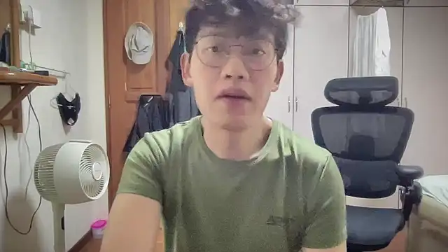 Passionatetwink2 online show from October 10, 2025, 5:14 pm