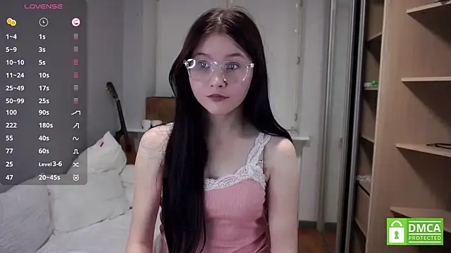 DelphaDivenere online show from September 26, 2025, 5:09 pm