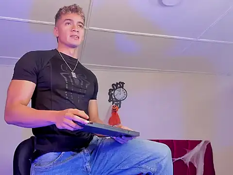 Snapshot of paull_george chatting on October 24, 2025, 2:49 pm paull george online show from October 24, 2025, 2:49 pm