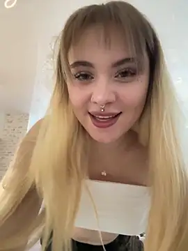 LunaMillie online show from December 5, 2025, 9:52 am