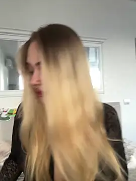 Snapshot of LunaMillie chatting on September 27, 2025, 12:22 pm LunaMillie online show from September 27, 2025, 12:22 pm