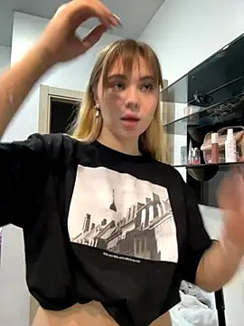 LunaMillie online show from December 1, 2025, 9:43 am