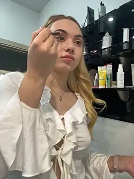 Snapshot of LunaMillie chatting on September 19, 2025, 5:00 am LunaMillie online show from September 19, 2025, 5:00 am