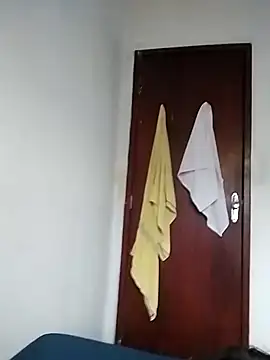 lauramartins7 online show from January 14, 2026, 7:28 pm