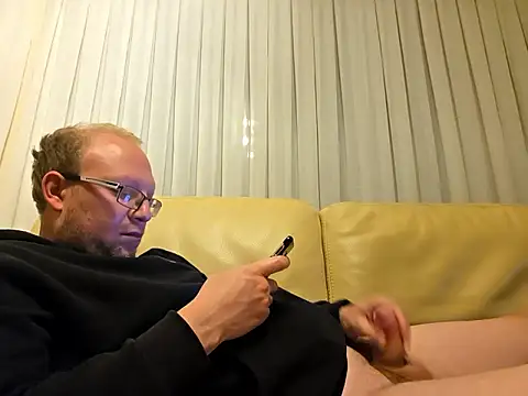 Snapshot of Mikenen chatting on May 15, 2026, 9:35 pm Mikenen online show from May 15, 2026, 9:35 pm