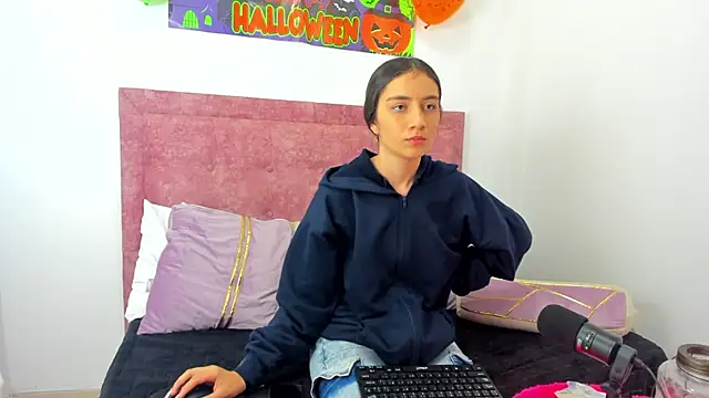 Snapshot of Vaiolet_Miller chatting on October 20, 2025, 2:39 pm Vaiolet Miller online show from October 20, 2025, 2:39 pm