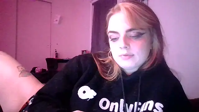 Snapshot of EmeraldVixxxen chatting on September 20, 2025, 8:19 am EmeraldVixxxen online show from September 20, 2025, 8:19 am