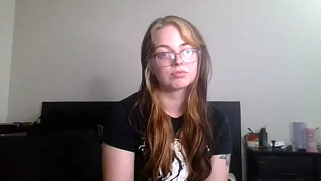 Snapshot of EmeraldVixxxen chatting on September 15, 2025, 12:33 am EmeraldVixxxen online show from September 15, 2025, 12:33 am