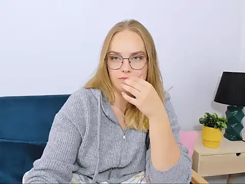 Snapshot of AliceCrazy69 chatting on October 17, 2025, 12:07 pm AliceCrazy69 online show from October 17, 2025, 12:07 pm