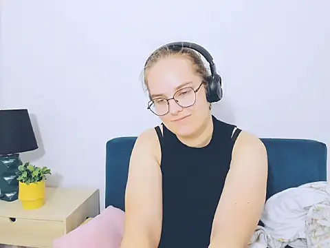 Snapshot of AliceCrazy69 chatting on October 11, 2025, 9:43 am AliceCrazy69 online show from October 11, 2025, 9:43 am