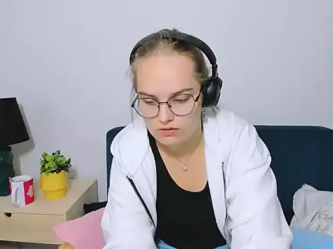 Snapshot of AliceCrazy69 chatting on October 5, 2025, 4:25 am AliceCrazy69 online show from October 5, 2025, 4:25 am