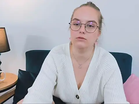 Snapshot of AliceCrazy69 chatting on September 18, 2025, 11:02 am AliceCrazy69 online show from September 18, 2025, 11:02 am