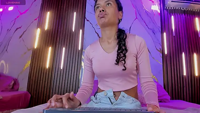 Snapshot of VictoriaDuart chatting on September 17, 2025, 7:49 pm VictoriaDuart online show from September 17, 2025, 7:49 pm