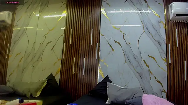 VictoriaDuart online show from November 10, 2025, 8:14 pm