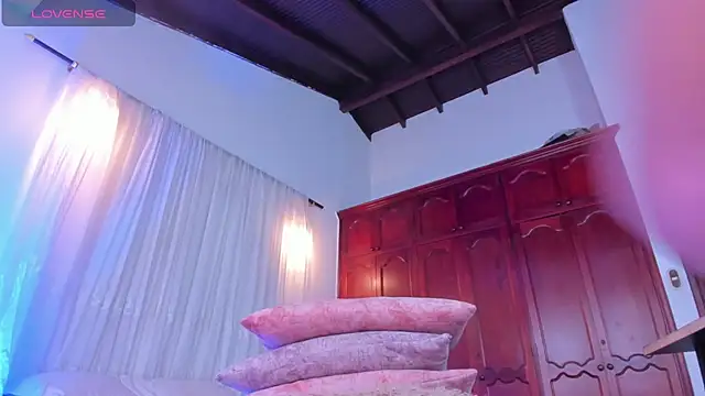 Shantal 777 online show from December 15, 2025, 1:28 pm