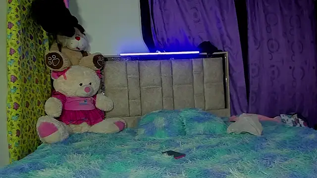 skinnyanddaphne online show from April 8, 2026, 12:01 am