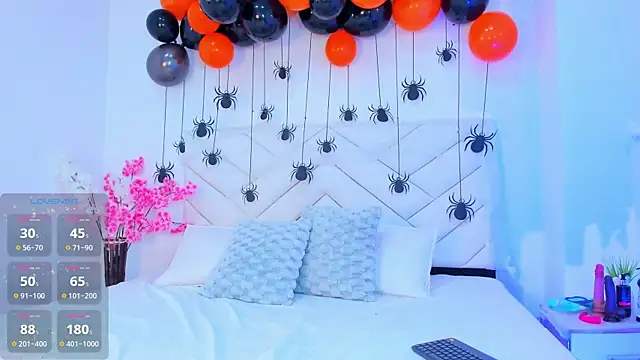 Snapshot of chloemonroe_ chatting on October 21, 2025, 12:43 am chloemonroe online show from October 21, 2025, 12:43 am