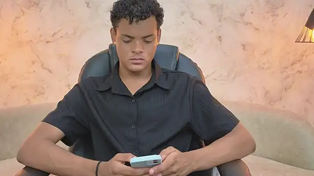 Valentino Thompson online show from September 29, 2025, 8:14 pm