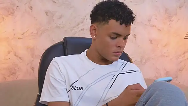 Valentino Thompson online show from October 3, 2025, 7:48 pm