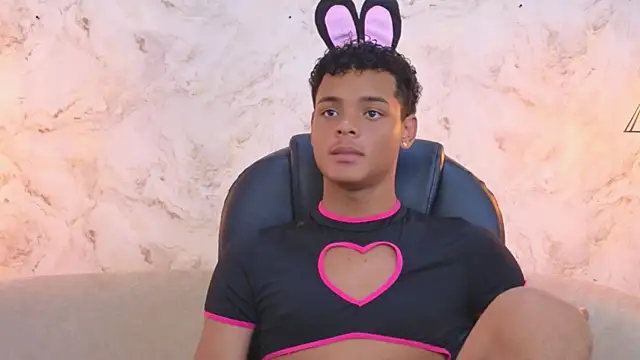 Valentino Thompson online show from September 30, 2025, 8:26 pm