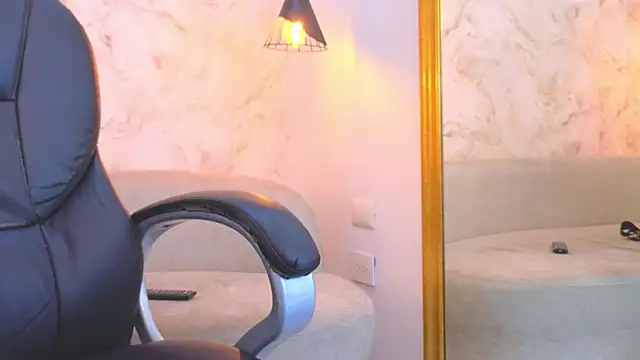 Valentino Thompson online show from October 28, 2025, 8:52 pm