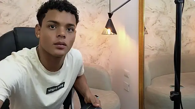 Valentino Thompson online show from September 18, 2025, 7:39 pm