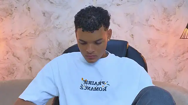 Valentino Thompson online show from October 5, 2025, 7:59 pm