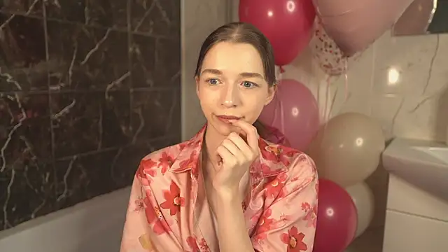 RoxieBolich online show from October 17, 2025, 2:41 pm