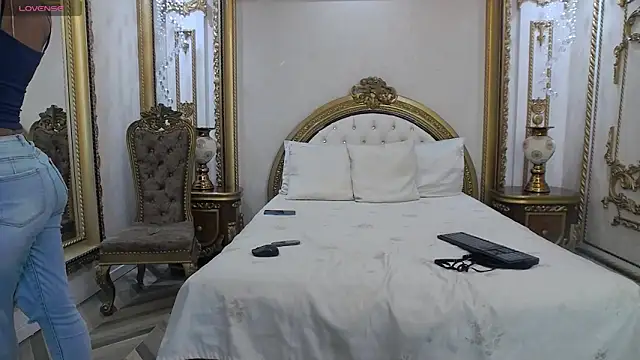 Snapshot of ZaraRoux chatting on October 24, 2025, 8:19 pm ZaraRoux online show from October 24, 2025, 8:19 pm