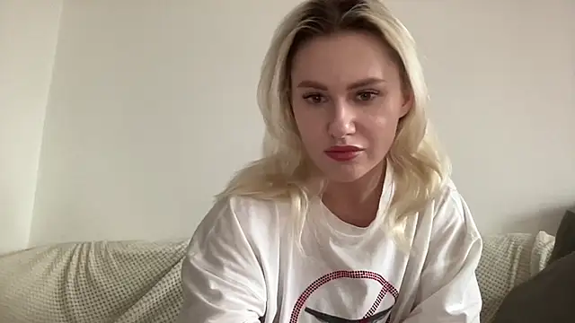 Snapshot of ElaraLuxxxe chatting on October 21, 2025, 9:52 am ElaraLuxxxe online show from October 21, 2025, 9:52 am