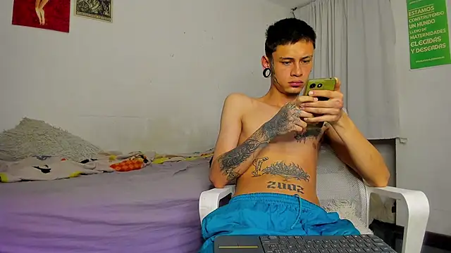 Snapshot of cold_snow013 chatting on October 25, 2025, 7:29 am cold snow013 online show from October 25, 2025, 7:29 am